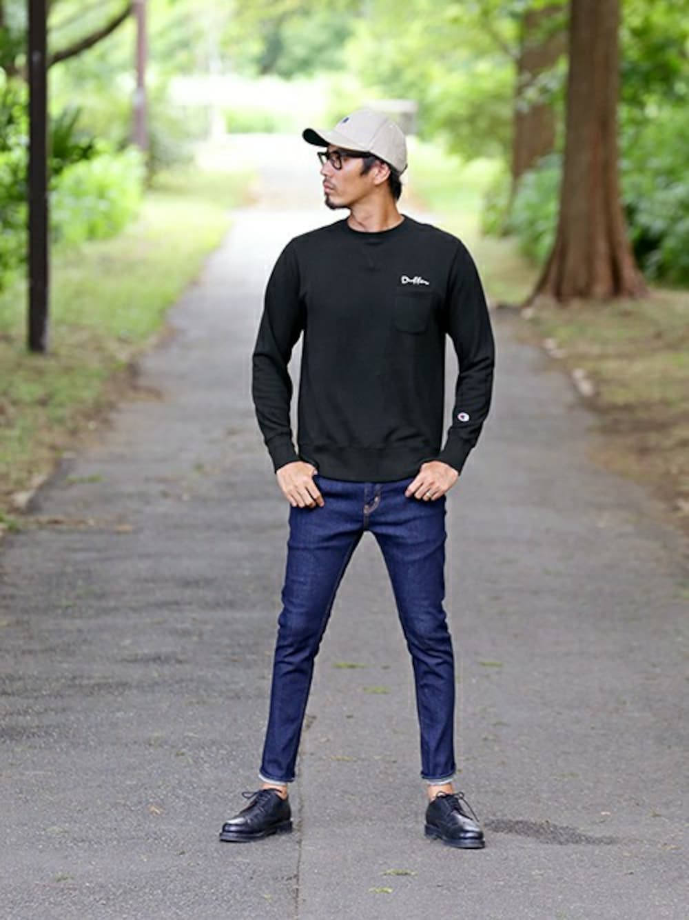 「スウェット、クラシカル、アメカジ、チャンピオン、Champion、ベースボールキャップ、リジットデニム、スキニーデニム、ワンウォッシュデニム、DUFFER」｜「ChampionのChampion×DUFFER SIDE SLIT SWEAT：チャンピオンスウェット（スウェット、ブラック系）」を使った、JEEさん（メンズ・182cm）の秋コーディネートの1枚目の写真
