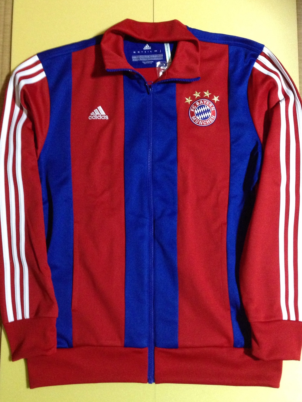 「サッカー、ブンデスリーグ、ドイツ、バイエルン・ミュンヘン、ジャージ、adidas、アディダス」｜「adidasのアイテム（ジャージ、レッド系）」を使った、ジャン フランコさん（メンズ・176cm）の秋コーディネートの1枚目の写真