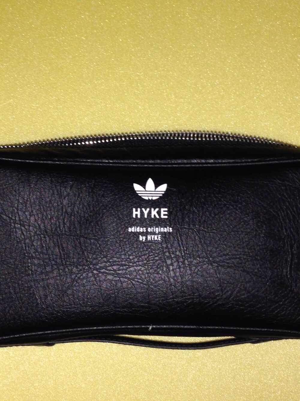 「クラッチバッグ、黒色、adidas originals、HYKE、コラボ、adidas、adidas originals by HYKE」｜「adidas Originalsのアイテム（クラッチバッグ、ブラック系）」を使った、ジャン フランコさん（メンズ・176cm）の夏コーディネートの1枚目の写真