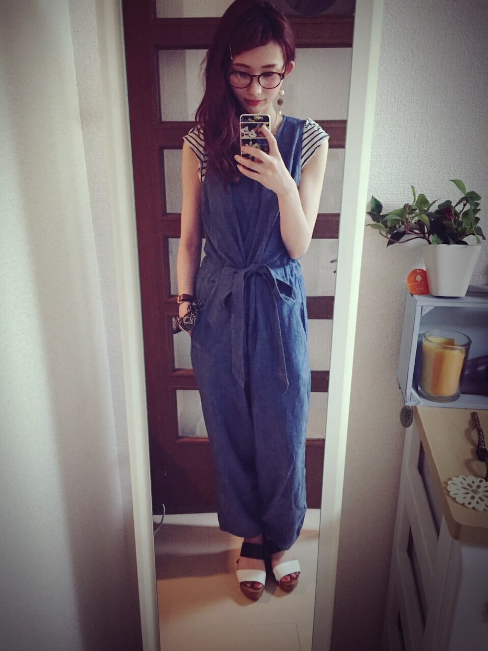 ブルー系のサロペット/オーバーオール、グレー系のTシャツ/カットソー、ブラウン系のメガネを着用したレディースの夏コーディネートの1枚目の写真