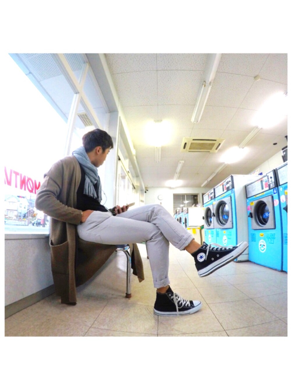 「シンプルコーデ、冬、カジュアルコーデ、きれいめカジュアル、スキニー、ロングコート、ニット、コンバース、Daniel Wellington、ootd」｜「CIAOPANICのアイテム（カーディガン/ボレロ、ブラウン系）」を使った、dacciさん（メンズ・165cm）の秋コーディネートの1枚目の写真