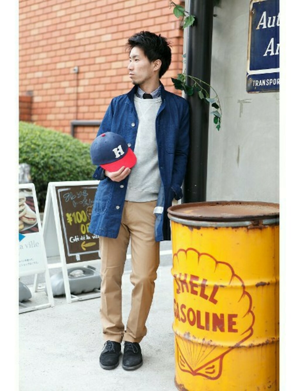 ブルー系のその他アウター、ホワイト系のスウェット、ブルー系のシャツ/ブラウスを着用したメンズの春コーディネートの1枚目の写真