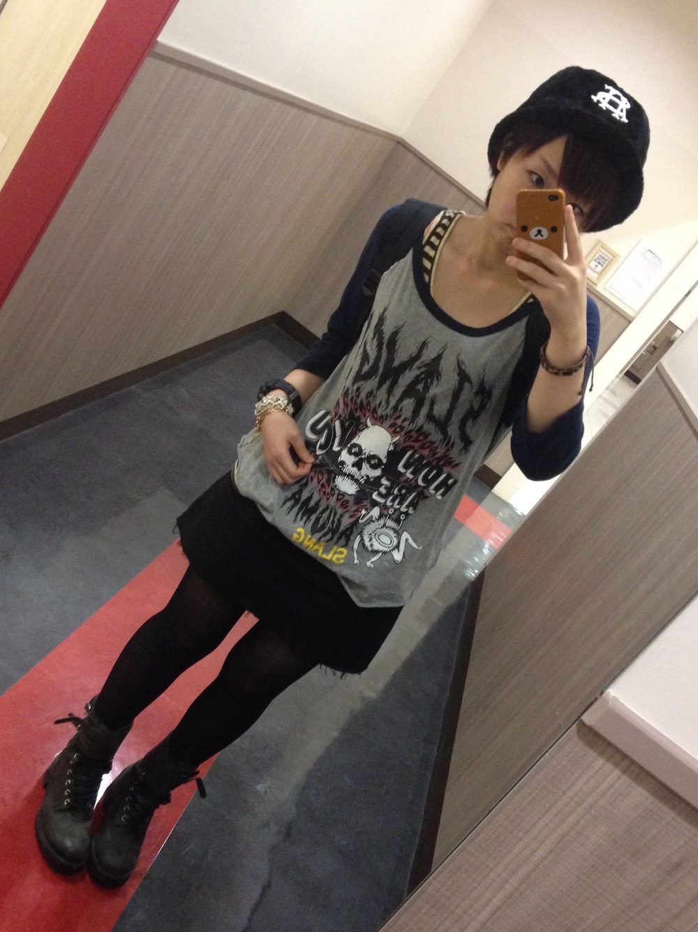 「RNA、トイレから失礼しやす、足太い」｜「RNAのL9107 スカルスラングラグランT（Tシャツ/カットソー、グレー系）」を使った、きなこさん（レディース・157cm）の秋コーディネートの1枚目の写真