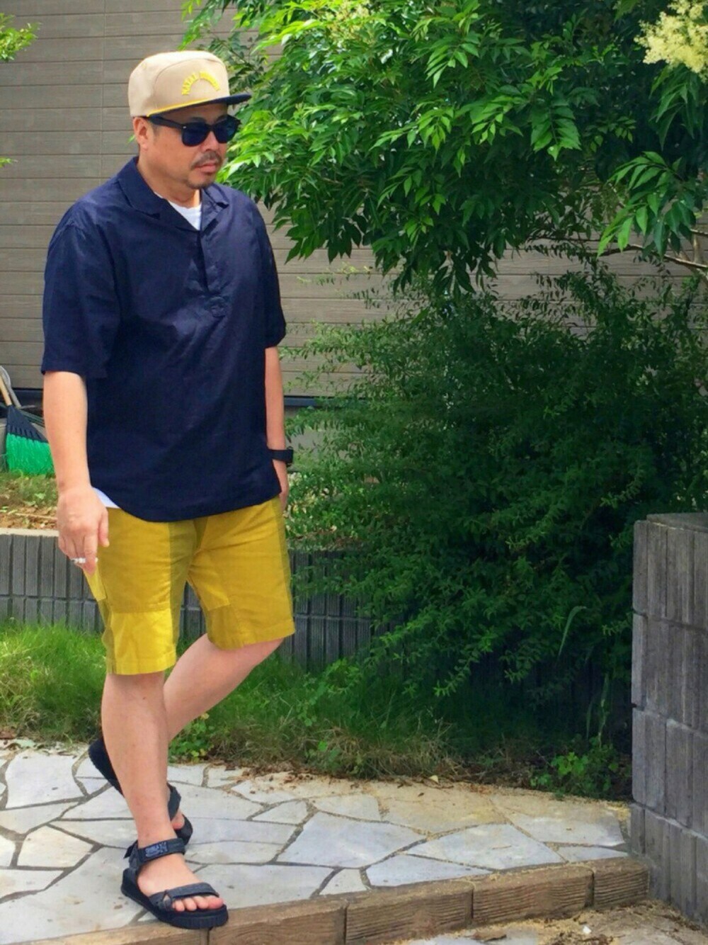 「キャップ、サングラス、プルオーバー、ショートパンツ、サンダル、シャツスタイル、カジュアル、夏コーデ」｜「NATAL DESIGNの【ネイタルデザイン】ジェントルキャップ/GENTLE BOY CAP （キャップ、ブルー系）」を使った、yasu.さん（メンズ・170cm）の夏コーディネートの1枚目の写真