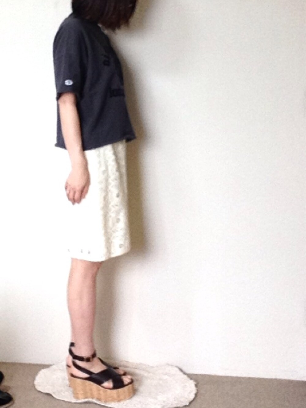 ホワイト系のスカートを着用したレディースの夏コーディネートの1枚目の写真