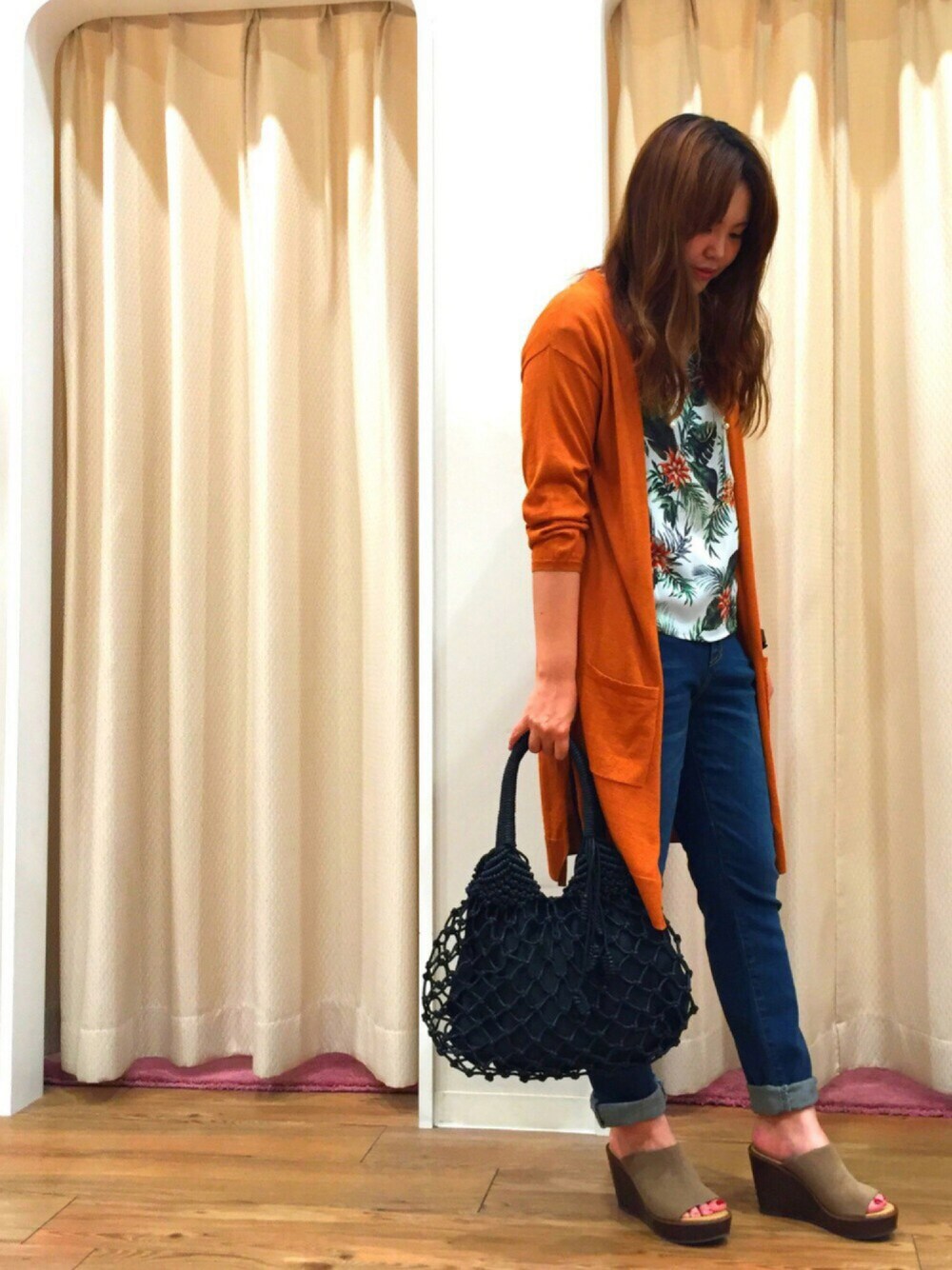 ベージュ系のサンダル、イエロー系のカーディガン/ボレロ、ブラック系のショルダーバッグを着用したレディースの夏コーディネートの1枚目の写真