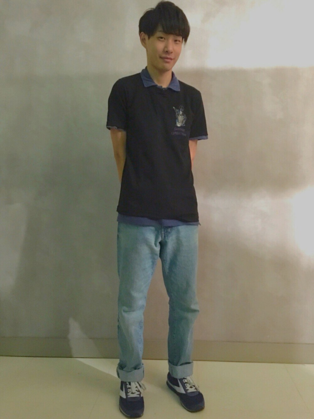 ブラック系のTシャツ/カットソー、ブルー系のポロシャツ、ブルー系のデニムパンツを着用したメンズの夏コーディネートの1枚目の写真