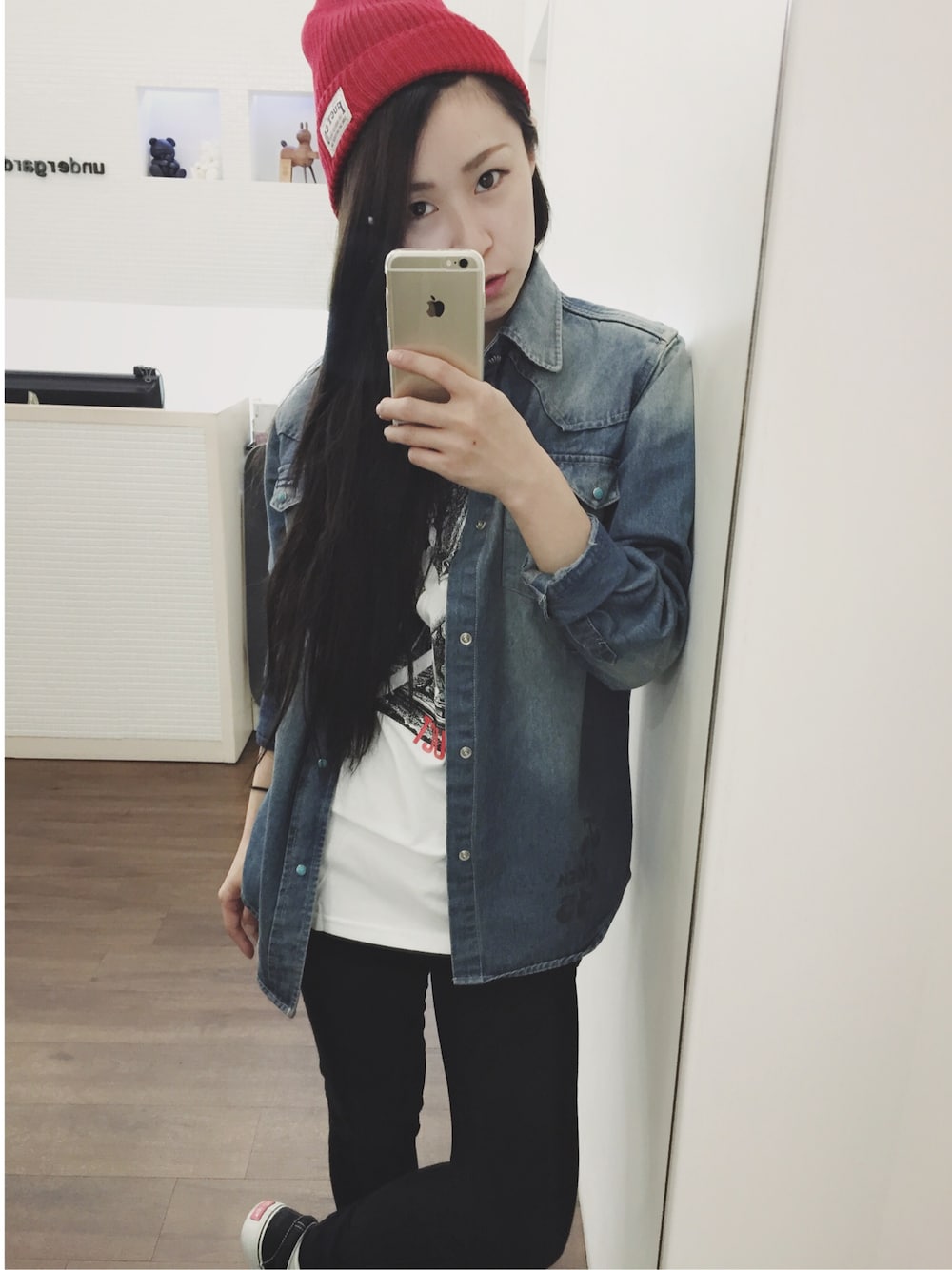 ホワイト系のTシャツ/カットソー、ブルー系のシャツ/ブラウス、レッド系のニットキャップ/ビーニーを着用したレディースの冬コーディネートの1枚目の写真