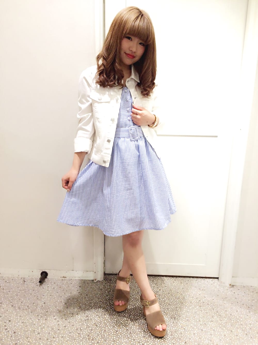 「夏コーデ、白、ワンピース、夏ワンピース、nice claup、NICECLAUP、one after another NICE CLAUP」｜「one after another NICE CLAUPの【mina8月号掲載ナイスクラップ】4.5オンス Gジャン（デニムジャケット、ホワイト系）」を使った、makiさん（レディース・151cm）の春コーディネートの1枚目の写真