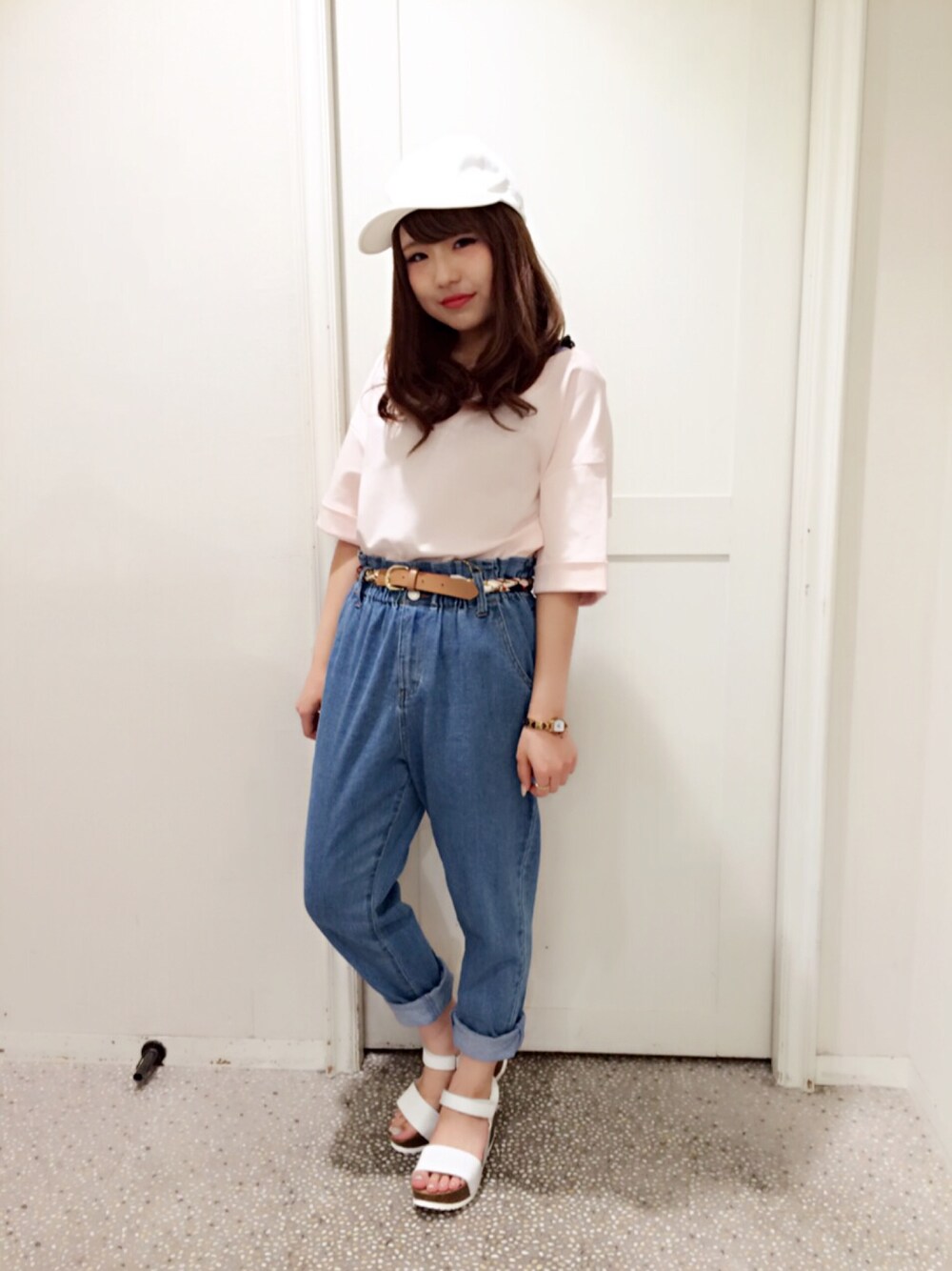 「NICECLAUP、nice claup、one after another NICE CLAUP、カジュアル、カジュアルコーデ、キャップ、デニムパンツ、スポサン、ピンク」｜「one after another NICE CLAUPのワイドスリーブVネックTシャツ（Tシャツ/カットソー、ピンク系）」を使った、makiさん（レディース・151cm）の春コーディネートの1枚目の写真