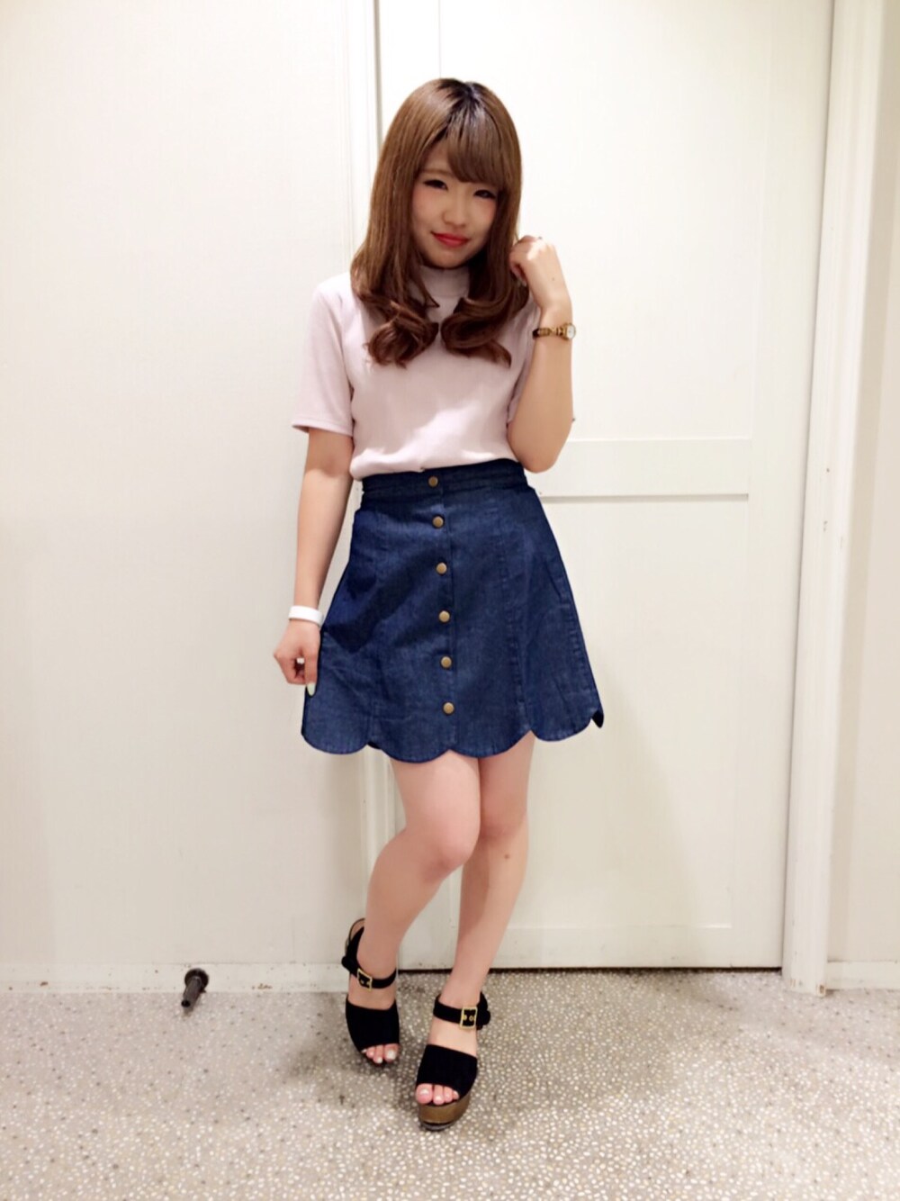 「nice claup、one after another NICE CLAUP、ピンク、スモーキーカラー、デニム、台形ｽｶｰﾄ、スカラップ、前ボタンスカート」｜「one after another NICE CLAUPのプチハイネックプルオーバー（Tシャツ/カットソー、ピンク系）」を使った、makiさん（レディース・151cm）の夏コーディネートの1枚目の写真