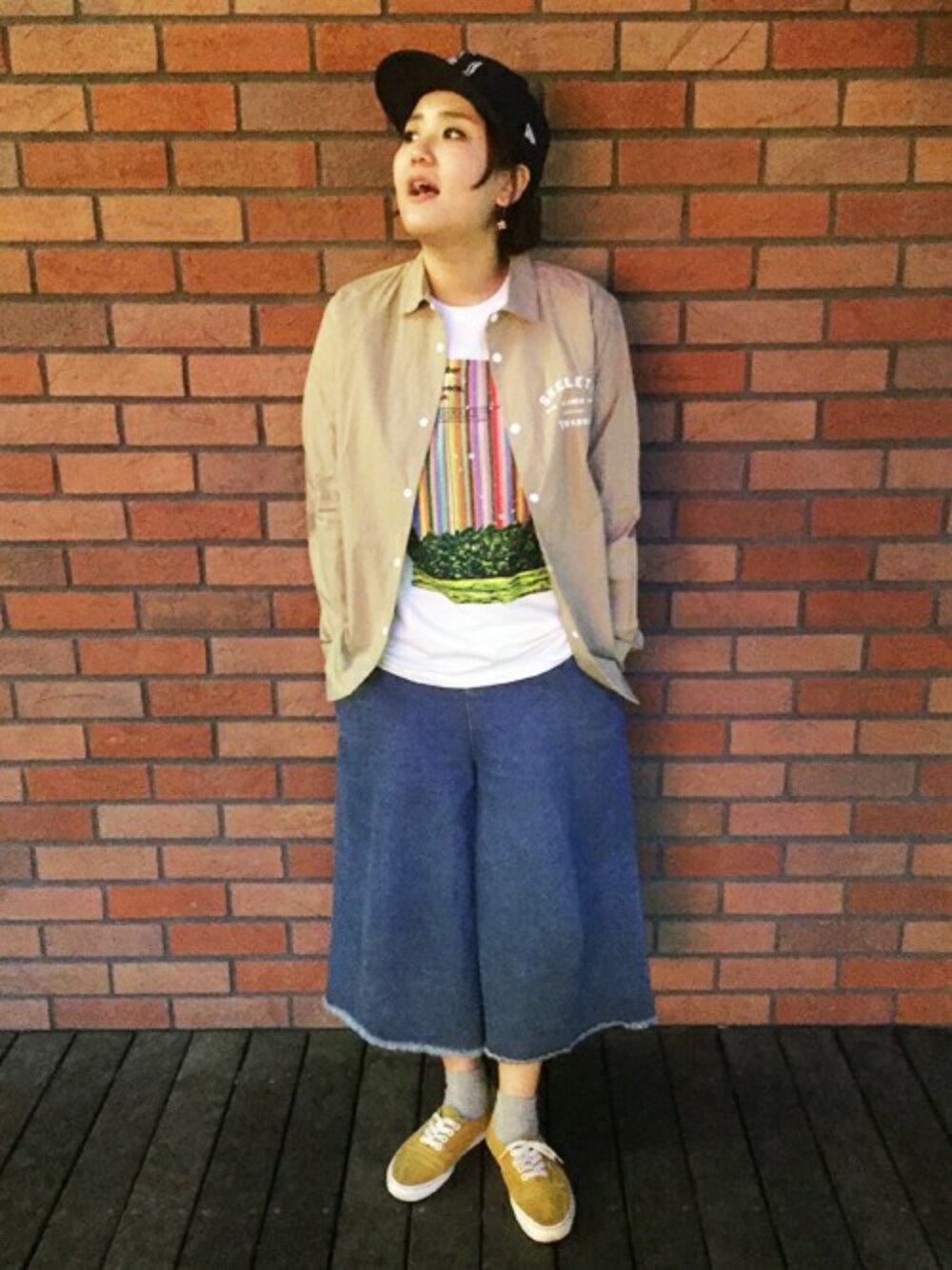 「スニーカー、デニム、Tシャツ、ストリート、コーチジャケット、ワイドパンツ、ベースボールキャップ、ロング丈、春、白Tシャツ」｜「Design Tshirts Store graniphのシャツジャケット/ボタニカルスカル（シャツ/ブラウス、ベージュ系）」を使った、TAKIZAWAさん（レディース・167cm）の春コーディネートの1枚目の写真
