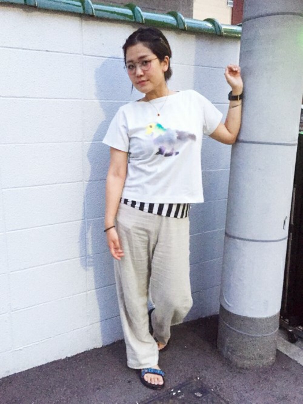 「カジュアル、シンプル、ホワイト、夏、Tシャツ、めがね、ワイドパンツ、サンダル、ラフ、白Tシャツ」｜「Design Tshirts Store graniphのロプヴァンミエルボートネックTシャツ/ハト（Tシャツ/カットソー、グレー系）」を使った、TAKIZAWAさん（レディース・167cm）の夏コーディネートの1枚目の写真