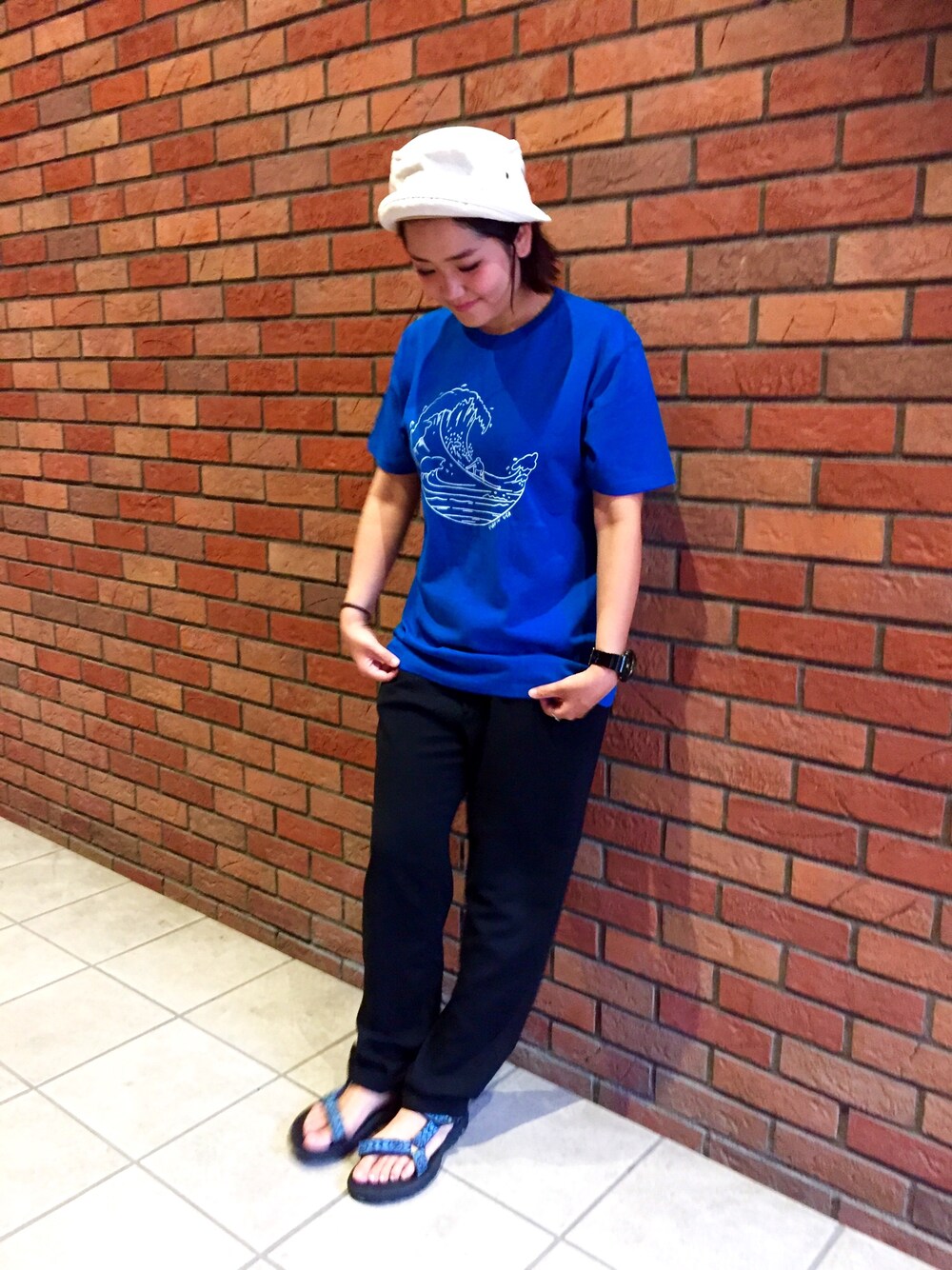 「カジュアル、シンプル、ブルー、夏、Tシャツ、summer、ハット、サーフ、サンダル、パンツスタイル」｜「Design Tshirts Store graniphのベーシックTシャツ/サーフインUSA（Tシャツ/カットソー、ブルー系）」を使った、TAKIZAWAさん（レディース・167cm）の夏コーディネートの1枚目の写真