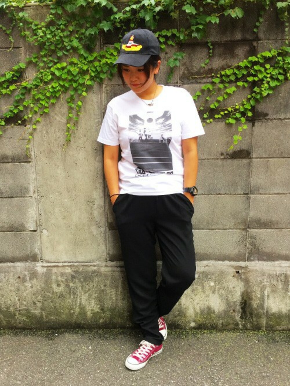 「パンツ、夏、キャップ、Tシャツ、converse、ビートルズ、黒、白、スニーカーコーデ、カジュアルコーデ」｜「Design Tshirts Store graniphのコラボレーションTシャツ/ザビートルズ(ジャパンツアー1966)（Tシャツ/カットソー、ホワイト系）」を使った、TAKIZAWAさん（レディース・167cm）の夏コーディネートの1枚目の写真