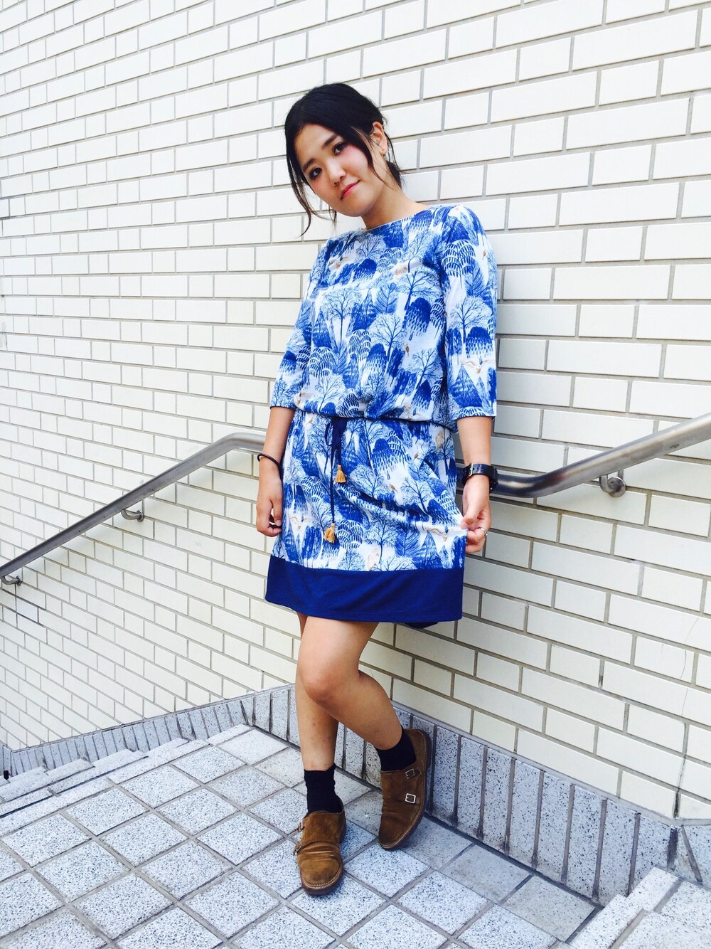 「ワンピース、カジュアル、ブルー、秋のコーデ、スウェード、キレイめ、ボタニカル柄、カジュアルコーデ、autumn」｜「Design Tshirts Store graniphのAラインベルトミドルスリーブワンピース/レジデンツオブフォレスト（ワンピース、ブルー系）」を使った、TAKIZAWAさん（レディース・167cm）の秋コーディネートの1枚目の写真