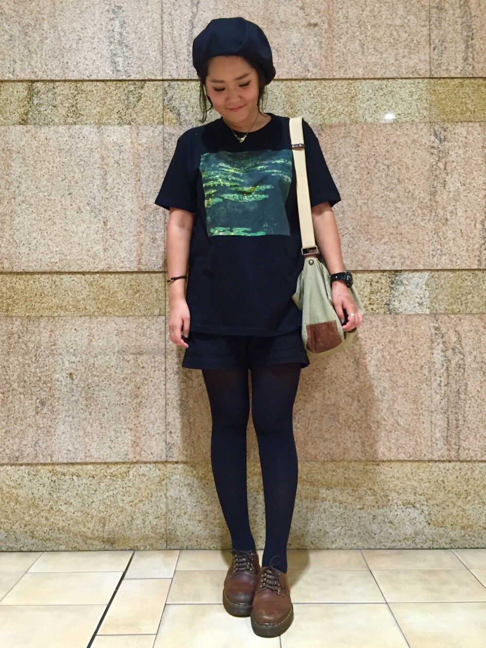 「カジュアル、ブラック、モノトーン、革靴」｜「Design Tshirts Store graniphのコラボレーションTシャツ/インプレッショニズム(ウォーターリリーズ1904)（Tシャツ/カットソー、ブラック系）」を使った、TAKIZAWAさん（レディース・167cm）の秋コーディネートの1枚目の写真