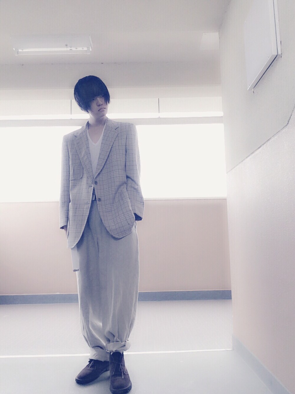 ベージュ系のスラックスを着用したメンズの秋コーディネートの1枚目の写真