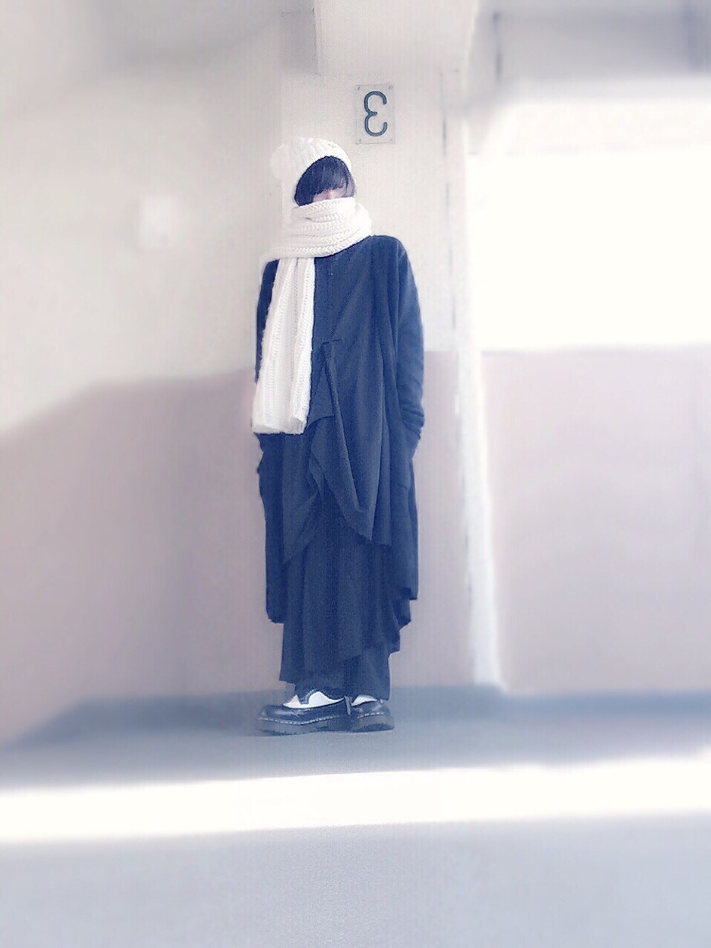 ブラック系のシャツ/ブラウス、ブラック系のその他パンツ、ブラック系のブーツを着用したメンズの秋コーディネートの1枚目の写真