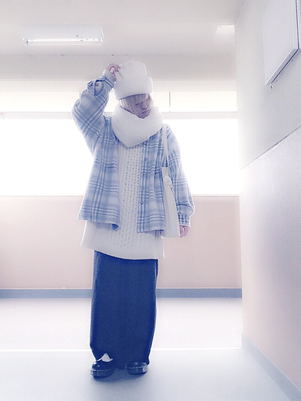 ホワイト系のニット/セーター、ブラック系のその他パンツ、ブラック系のブーツを着用したメンズの冬コーディネートの1枚目の写真