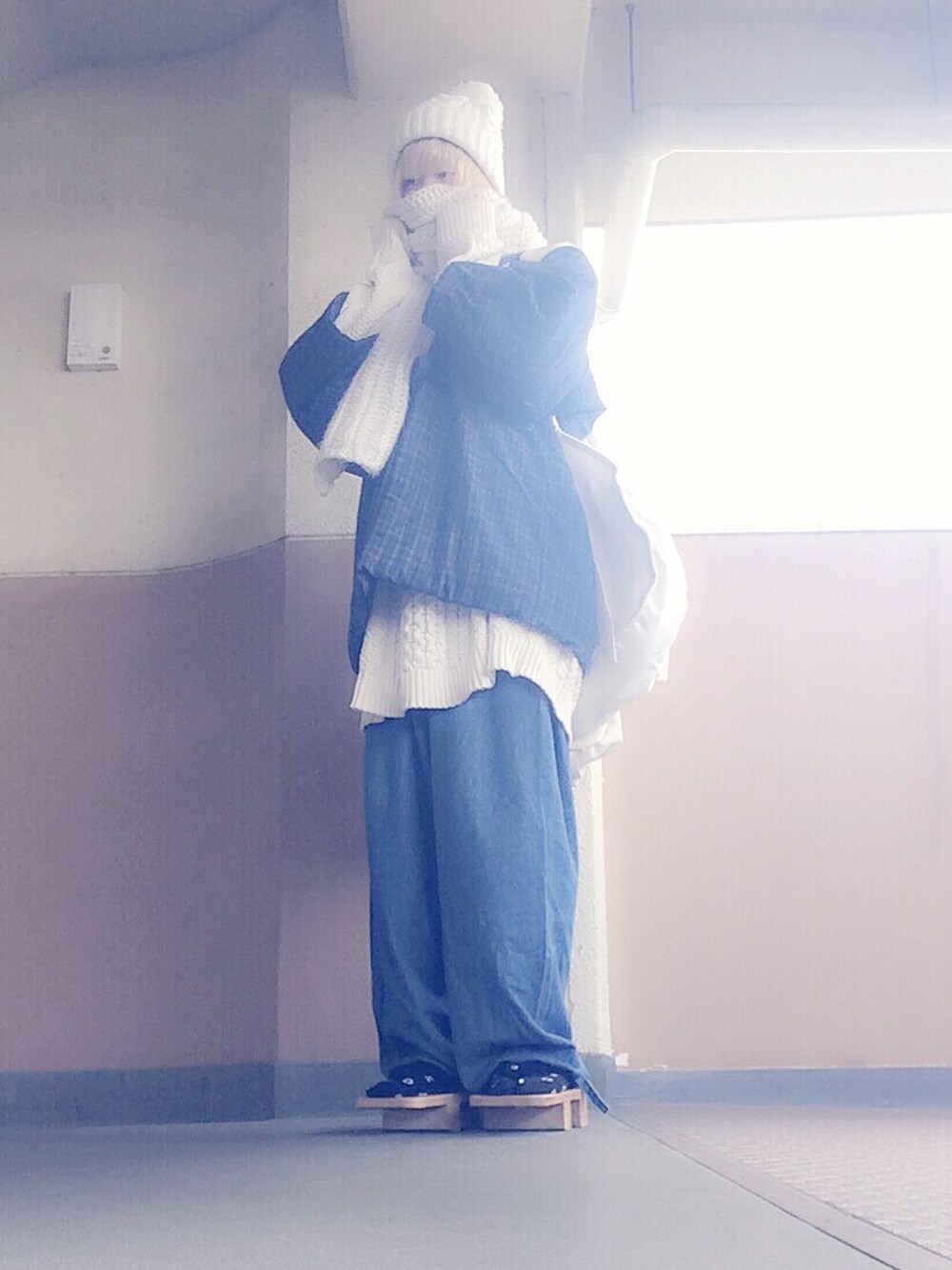 ホワイト系のバックパック/リュック、ブルー系のブルゾン、ホワイト系のニット/セーターを着用したメンズの冬コーディネートの1枚目の写真