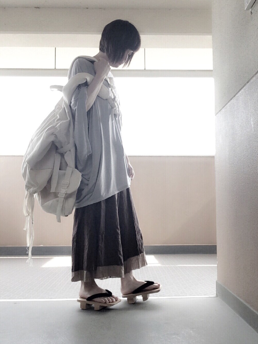 グレー系のTシャツ/カットソー、その他のその他パンツ、ホワイト系のバックパック/リュックを着用したメンズの夏コーディネートの1枚目の写真