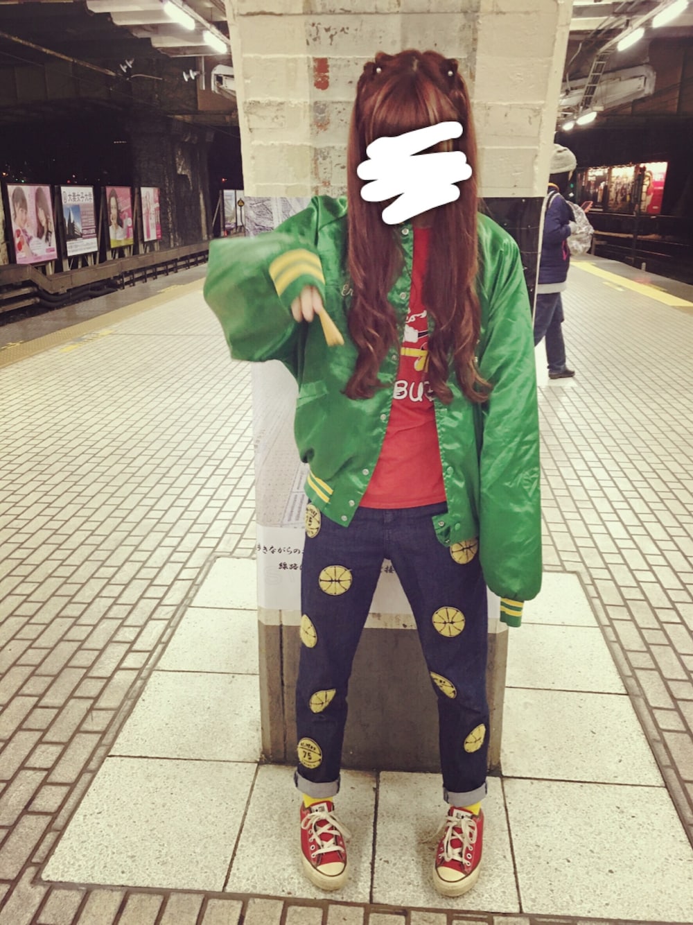 「お花見、遊園地、colorful、fancy、converse」｜「古着のアイテム（スタジャン、グリーン系）」を使った、ʚmanaeɞさん（レディース・164cm）の春コーディネートの1枚目の写真