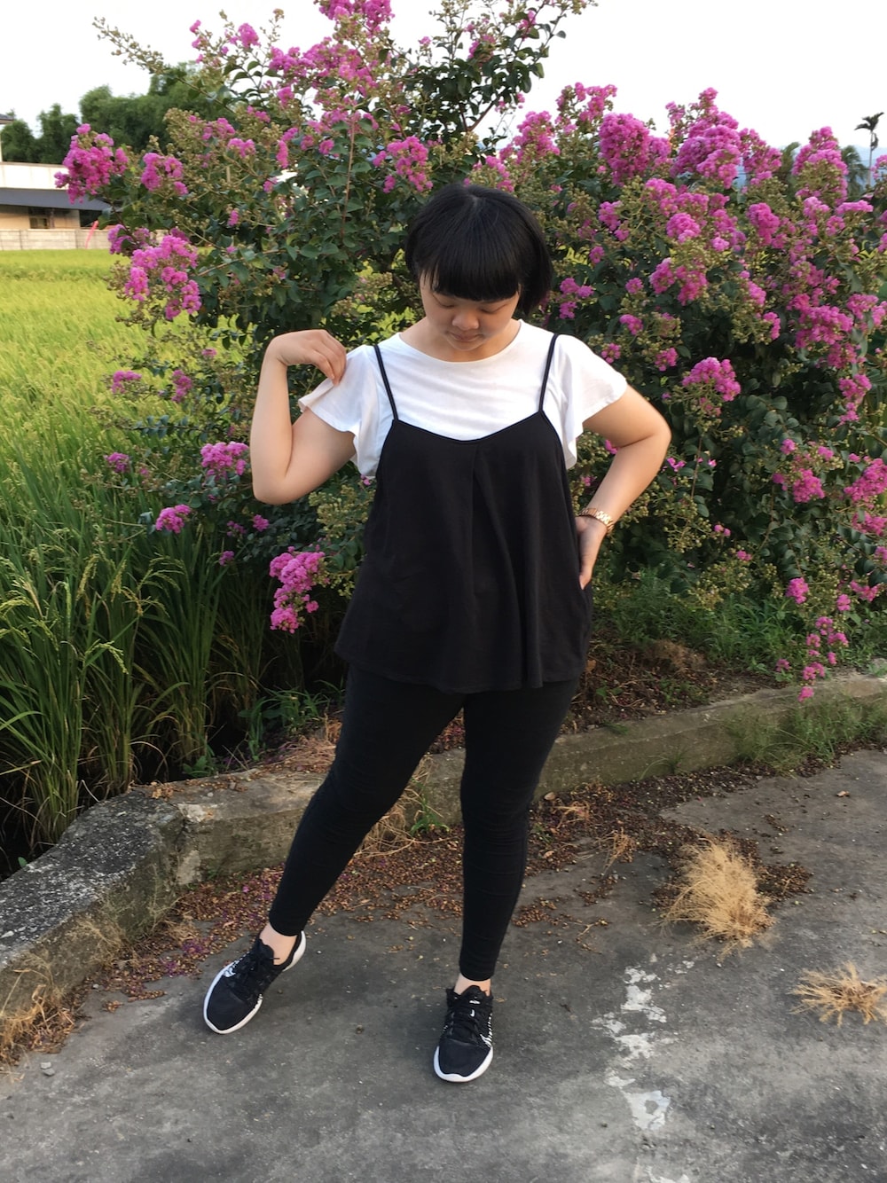 ブラック系のTシャツ/カットソー、ブラック系のその他パンツ、ブラック系のスニーカーを着用したレディースの夏コーディネートの1枚目の写真