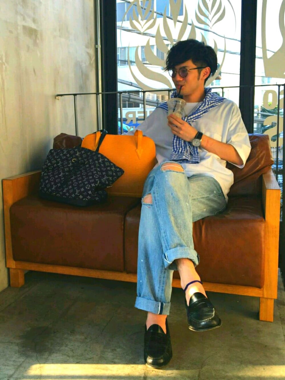 ホワイト系のTシャツ/カットソー、ブラック系のドレスシューズ、ブルー系のデニムパンツを着用したメンズの秋コーディネートの1枚目の写真