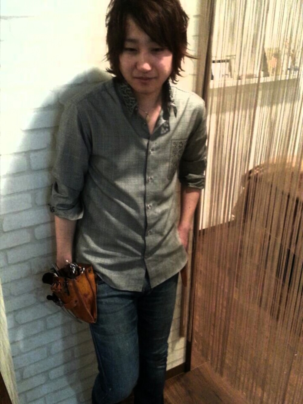 グレー系のシャツ/ブラウス、ブルー系のデニムパンツを着用したメンズの冬コーディネートの1枚目の写真