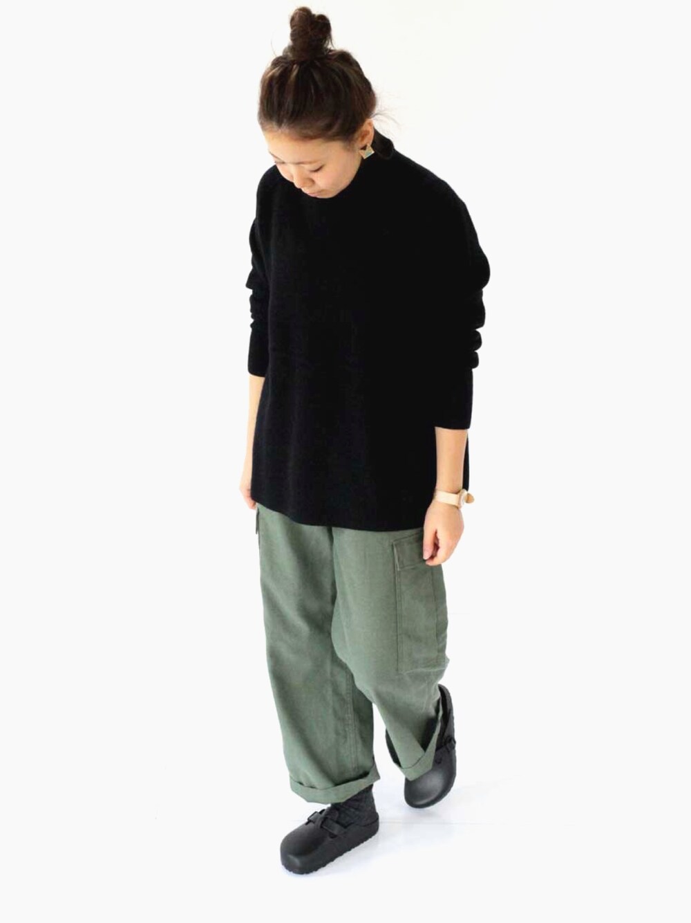 「ニット、タートルネック、プルオーバー、カーゴパンツ、ワイドパンツ、サンダル、birkenstock」｜「tumuguのアイテム（ニット/セーター、ブラック系）」を使った、francbonnさん（レディース・155cm）の秋コーディネートの1枚目の写真