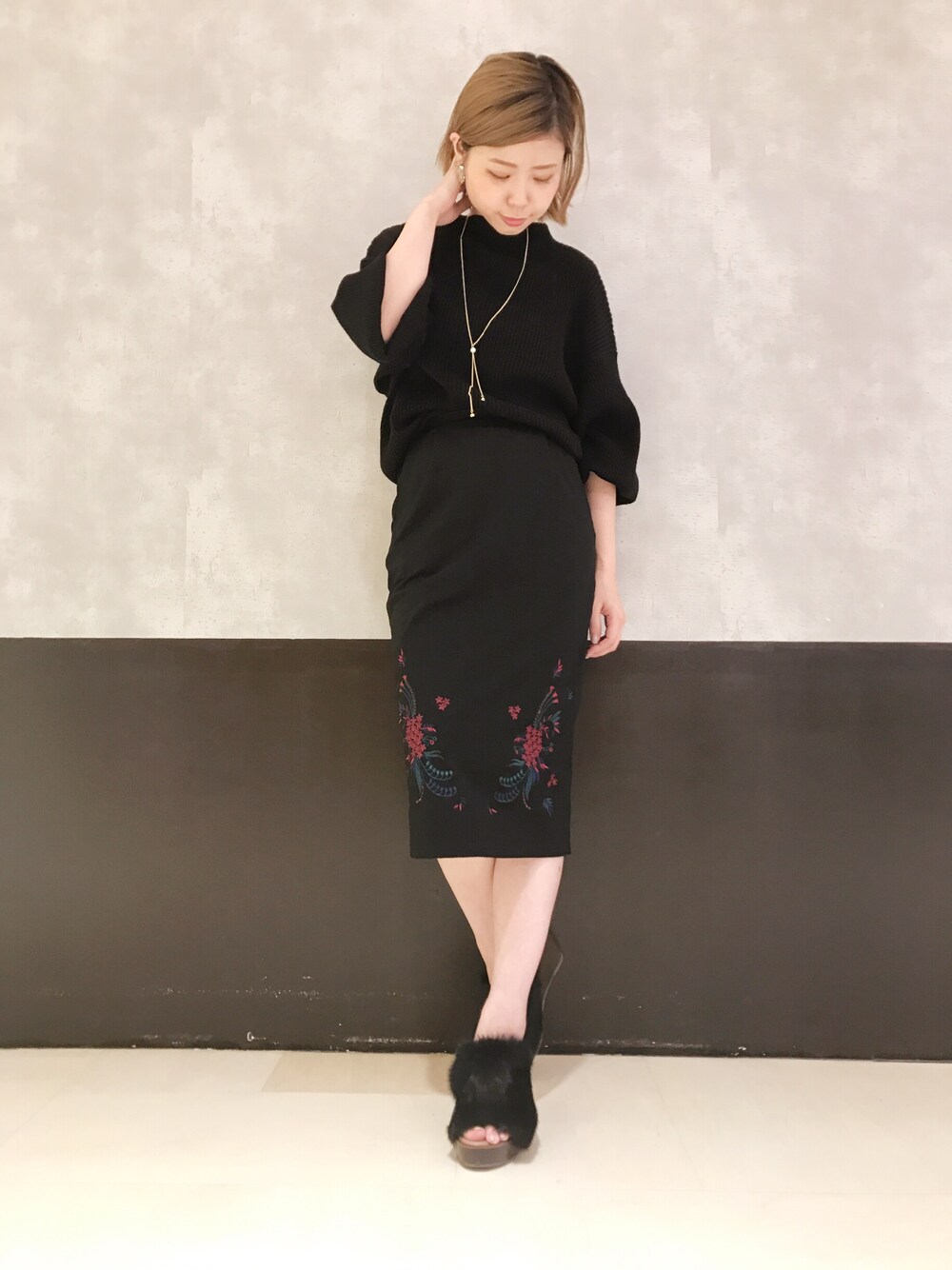 「ブラック、ブラックコーデ、タイトスカート、刺繍、ボトルネック、大人カジュアル、キレイめ、PAGEBOY、ファーサンダル、刺繍スカート」｜「PAGEBOYのアイテム（スカート、ブラック系）」を使った、ミラさん（レディース・163cm）の秋コーディネートの1枚目の写真
