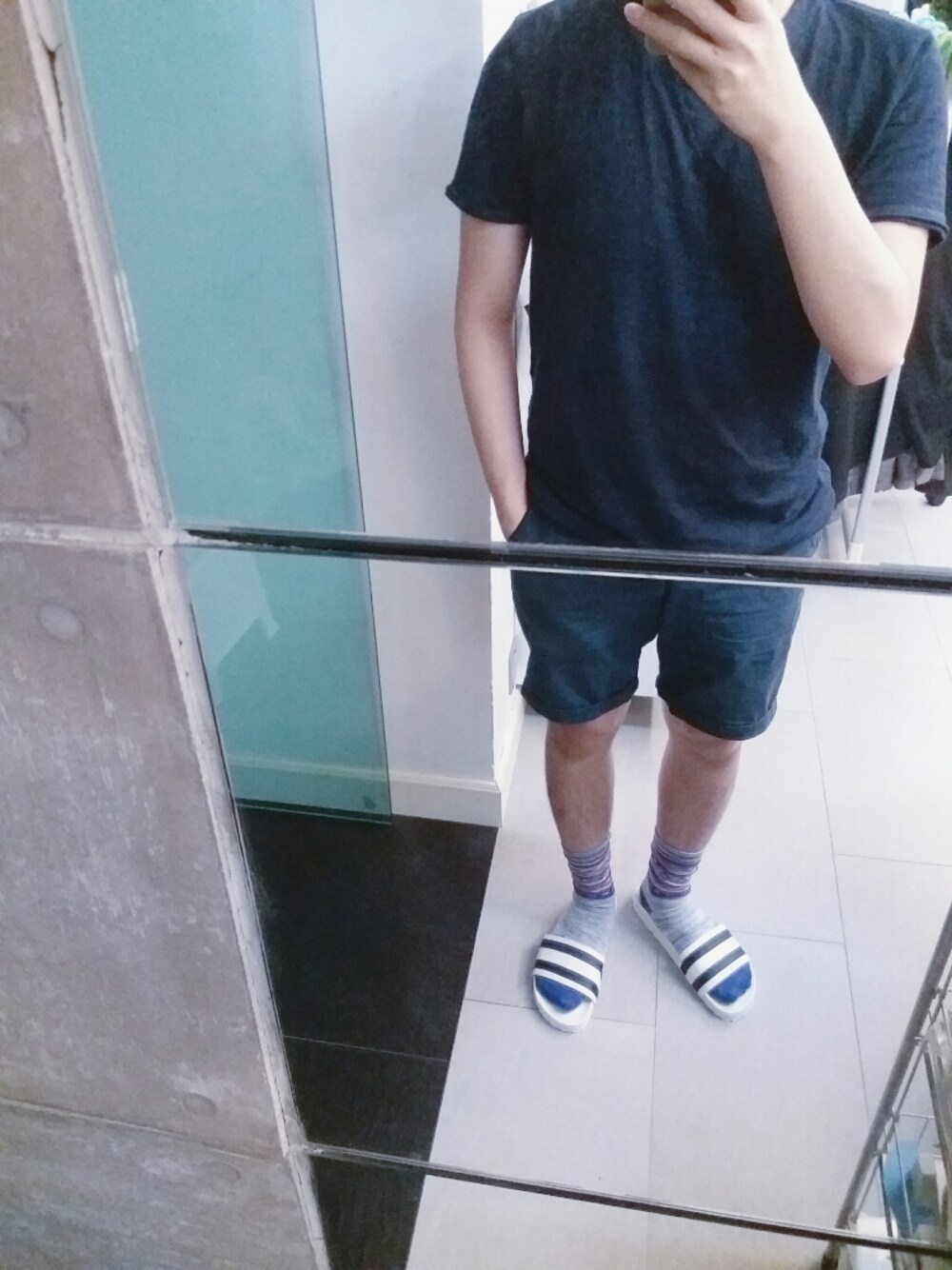 「黒、blue、shortpants、夏」｜「ESPRITのアイテム（Tシャツ/カットソー、ブルー系）」を使った、ERICCOKEさん（メンズ・164cm）の春コーディネートの1枚目の写真