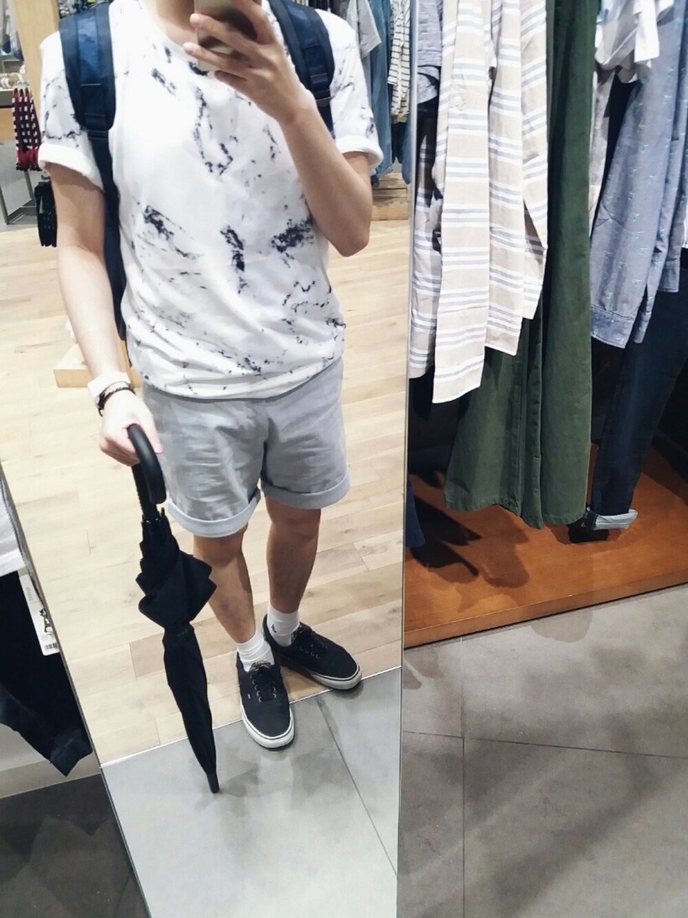 「夏、summer、white、white tshirt、white socks、雨の日コーデ」｜「ESPRITのアイテム（Tシャツ/カットソー、ホワイト系）」を使った、ERICCOKEさん（メンズ・164cm）の春コーディネートの1枚目の写真