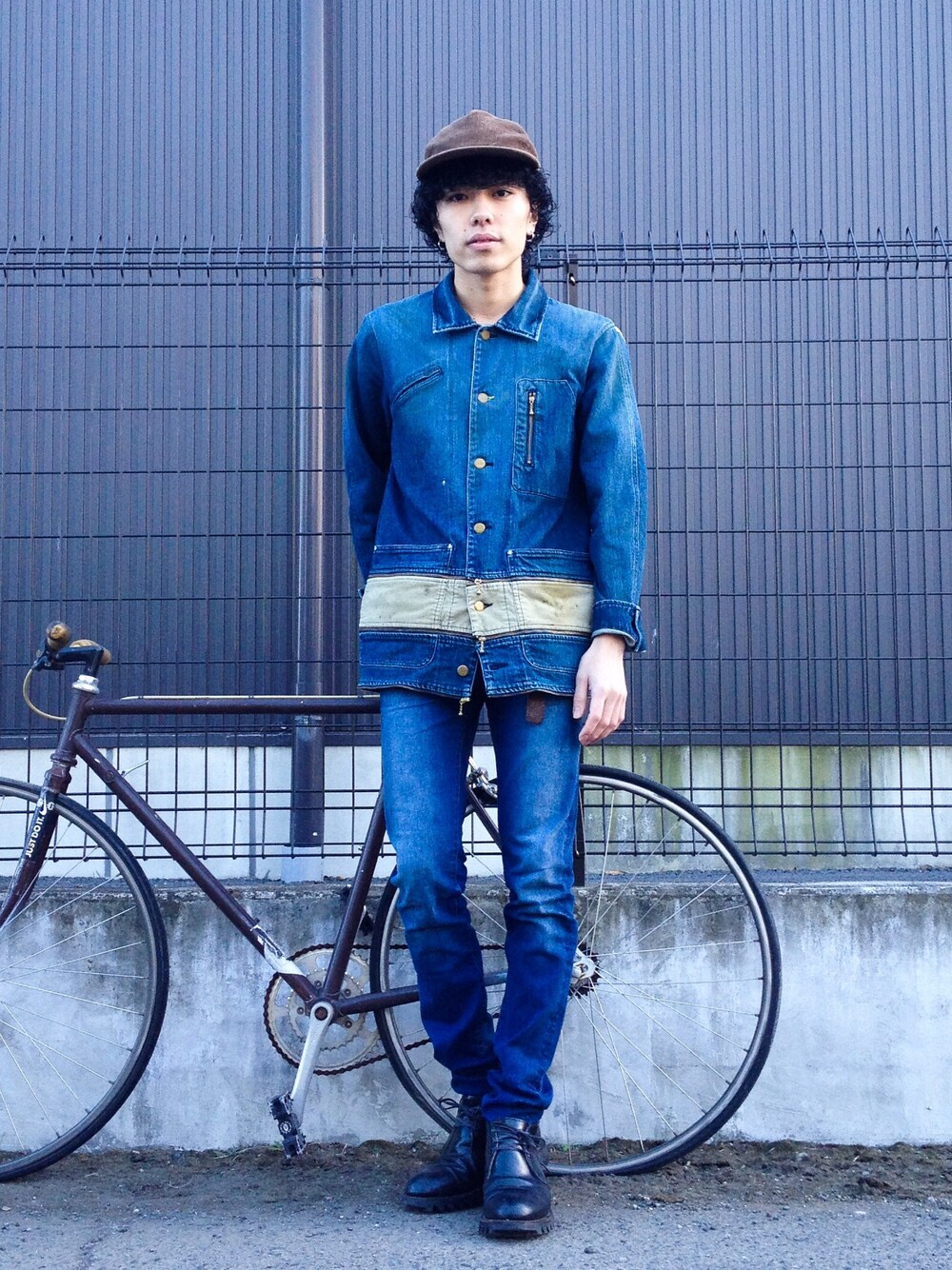 ブルー系のカバーオール、ブルー系のデニムパンツ、ブラック系のブーツを着用したメンズの冬コーディネートの1枚目の写真