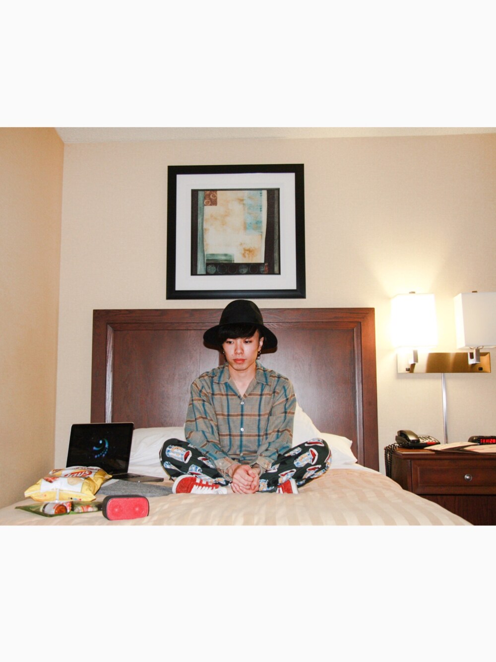 レッド系のスニーカー、グリーン系のシャツ/ブラウス、グリーン系のその他アンダーウェア/インナーを着用したメンズの春コーディネートの1枚目の写真