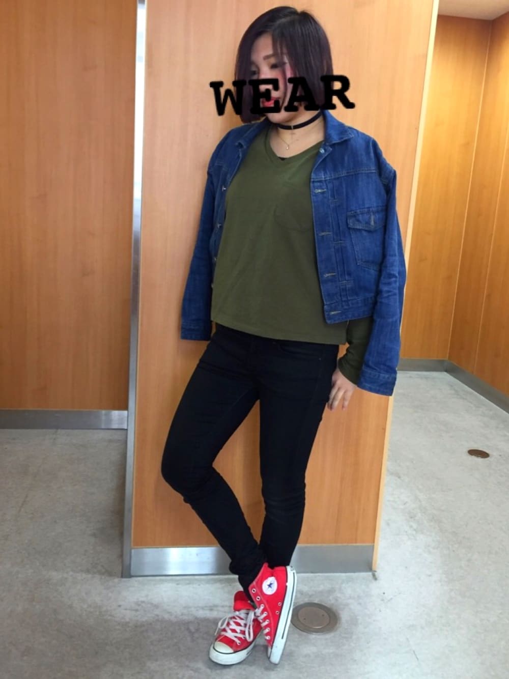 グリーン系のシャツ/ブラウス、ブルー系のデニムジャケット、ブラック系のデニムパンツを着用したレディースの冬コーディネートの1枚目の写真