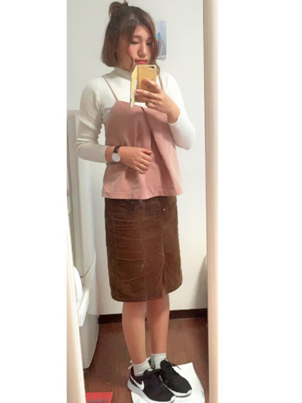 ピンク系のキャミソール、ブラウン系のスカート、ブラック系のスニーカーを着用したレディースの春コーディネートの1枚目の写真