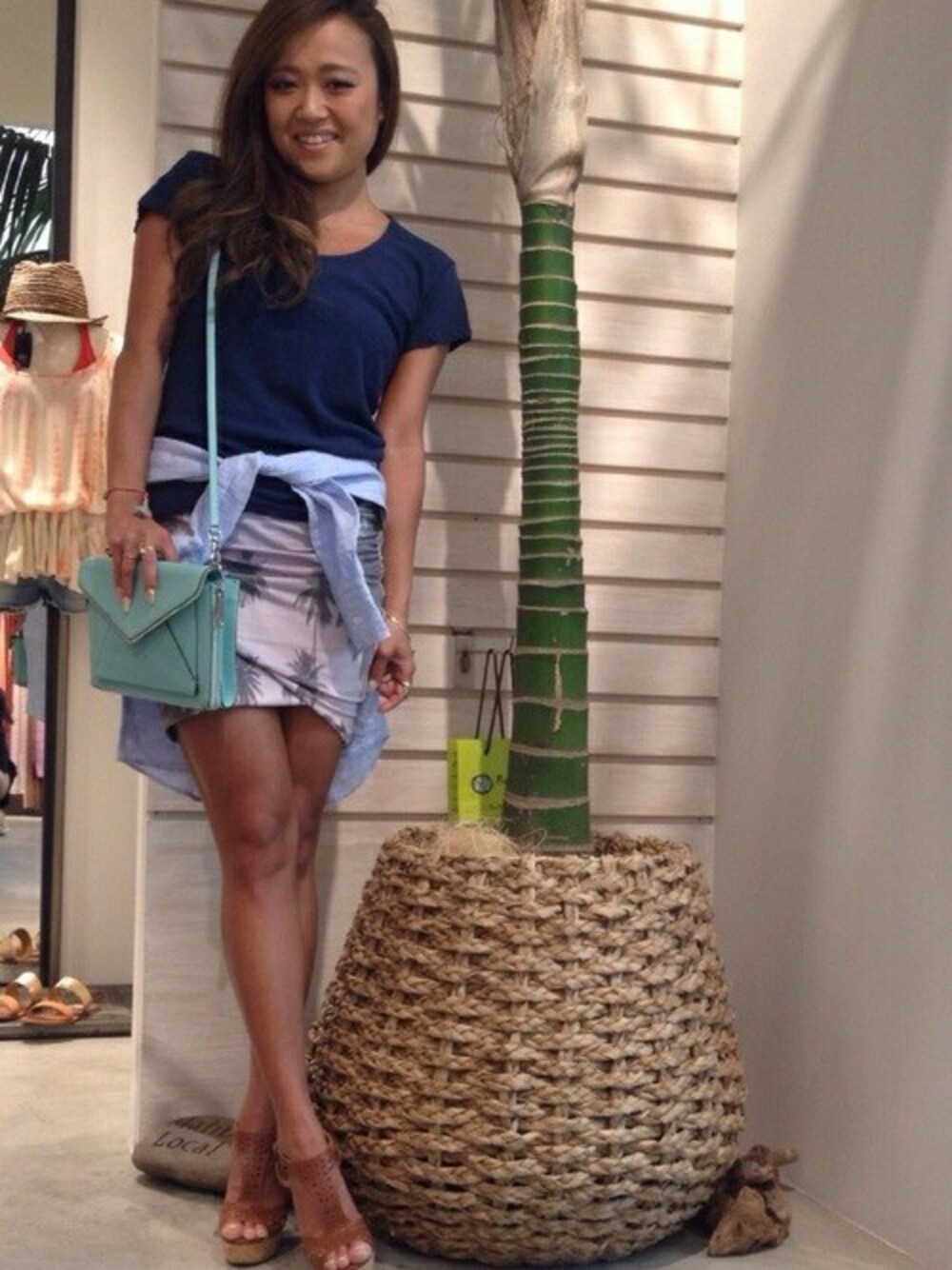 ブルー系のTシャツ/カットソーを着用したレディースの夏コーディネートの1枚目の写真