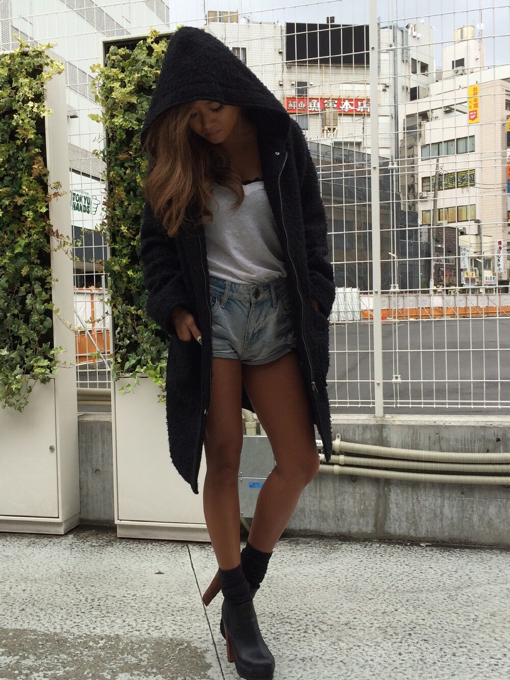 ブラック系のピーコート、ホワイト系のTシャツ/カットソーを着用したレディースの秋コーディネートの1枚目の写真