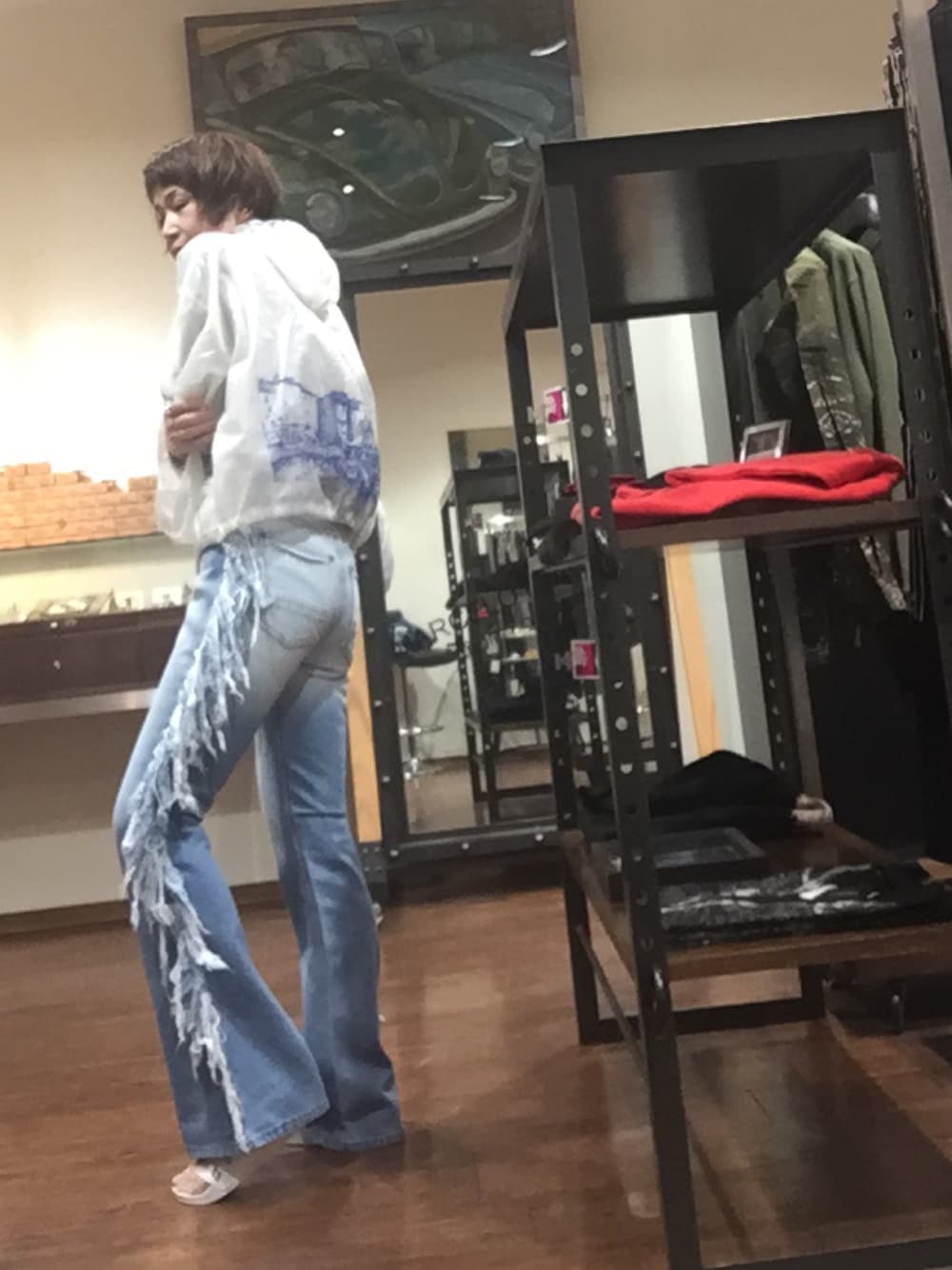 「RINGselectshop、PONY STONE、MARCELO BURLON」｜「PONY STONEのアイテム（デニムパンツ、ブルー系）」を使った、MizueTakahashiさん（レディース・165cm）の春コーディネートの1枚目の写真