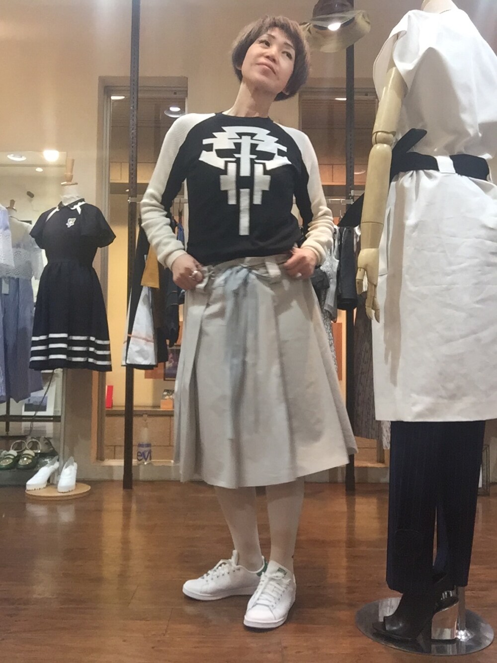 「RINGselectshop、mikio sakabe、MARCELO BURLON」｜「MIKIO SAKABEのアイテム（スカート、グレー系）」を使った、MizueTakahashiさん（レディース・165cm）の春コーディネートの1枚目の写真