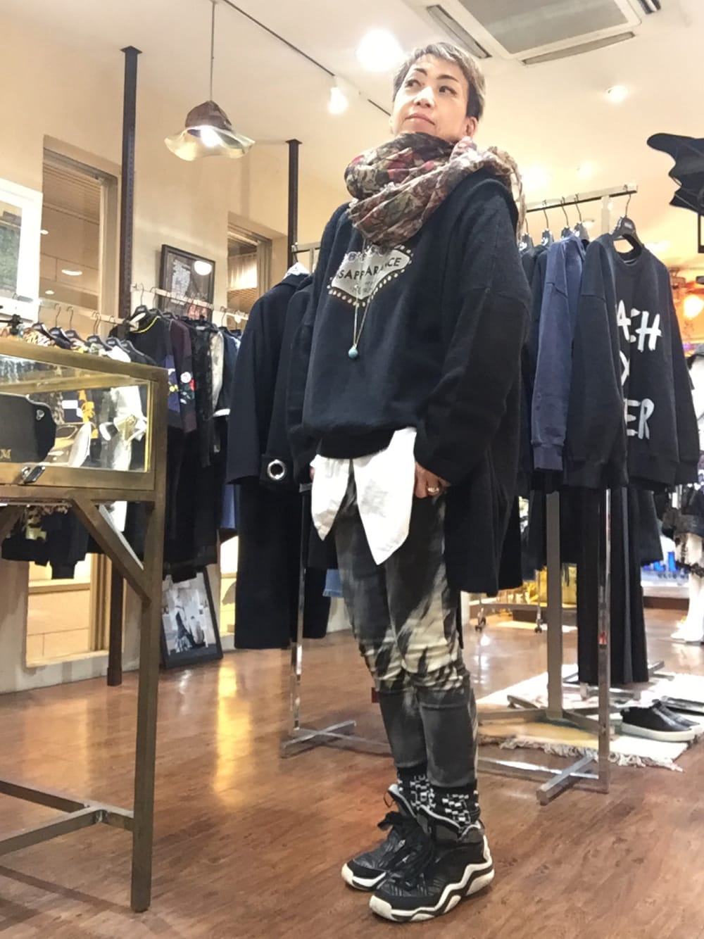 ブラック系のスウェット、ブラック系のカーディガン/ボレロ、その他のストール/ショールを着用したレディースの秋コーディネートの1枚目の写真