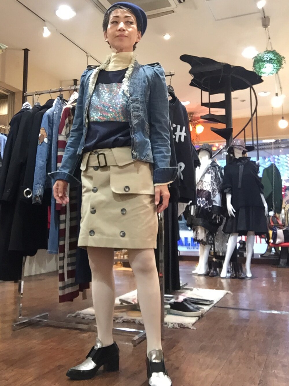 ホワイト系のTシャツ/カットソー、ブルー系のTシャツ/カットソー、ベージュ系のスカートを着用したレディースの秋コーディネートの1枚目の写真