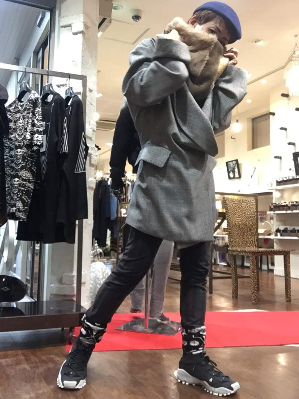 ブラック系のTシャツ/カットソー、グレー系のテーラードジャケット、ベージュ系のストール/ショールを着用したレディースの冬コーディネートの1枚目の写真