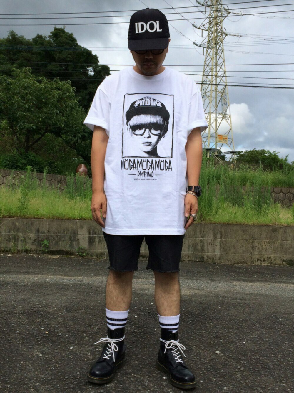 「BiSH、RUDIE'S、でんぱ組.inc、最上もが、Dr.Martens、IDOL、ゆるコーデ、ショートパンツ、休日スタイル、キャップ」｜「RUDIE'Sのアイテム（Tシャツ/カットソー、ホワイト系）」を使った、MACCHANNさん（メンズ・170cm）の夏コーディネートの1枚目の写真