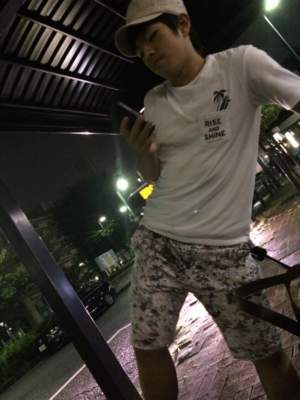 「BEAMSのアイテム（Tシャツ/カットソー、ホワイト系）」を使った、ひかるさん（メンズ・163cm）の秋コーディネートの1枚目の写真