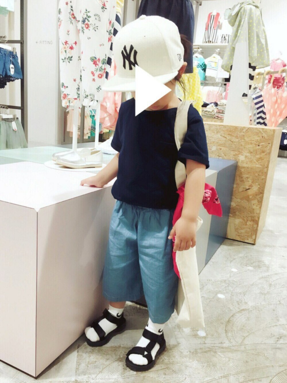 ブルー系のTシャツ/カットソー、ブルー系のその他パンツ、ブラック系のサンダルを着用したキッズの夏コーディネートの1枚目の写真