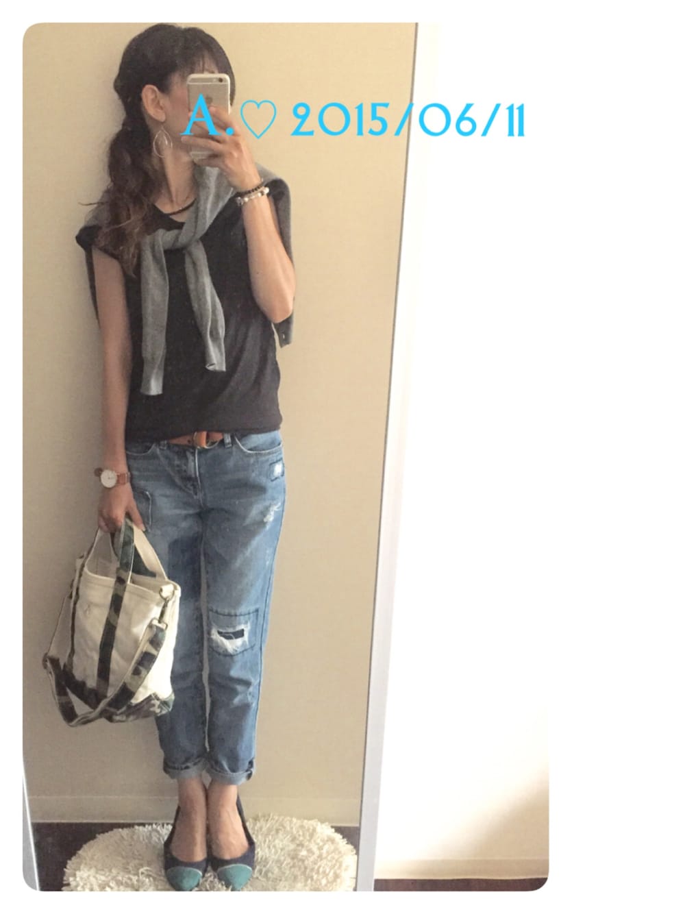 「肩かけカーディガン、ダメージデニムパンツ、黒Tシャツ、シンプル、DALUC、RANDA、l.l.bean」｜「DALUCのアイテム（Tシャツ/カットソー、ブルー系）」を使った、A.♡さん（レディース・154cm）の夏コーディネートの1枚目の写真