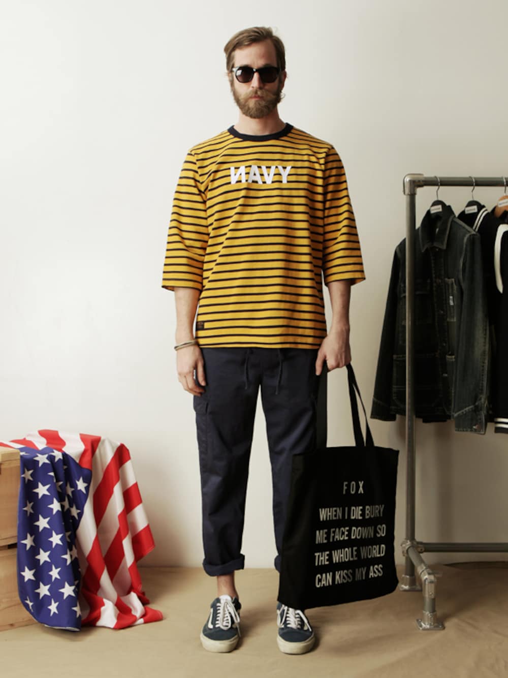 「totebag、ESPIONAGE、에스피오나지」｜「ESPIONAGEのJoel Heavyweight NAVY Shirt Mustard（トップス）」を使った、espionageさん（メンズ・178cm）の夏コーディネートの1枚目の写真